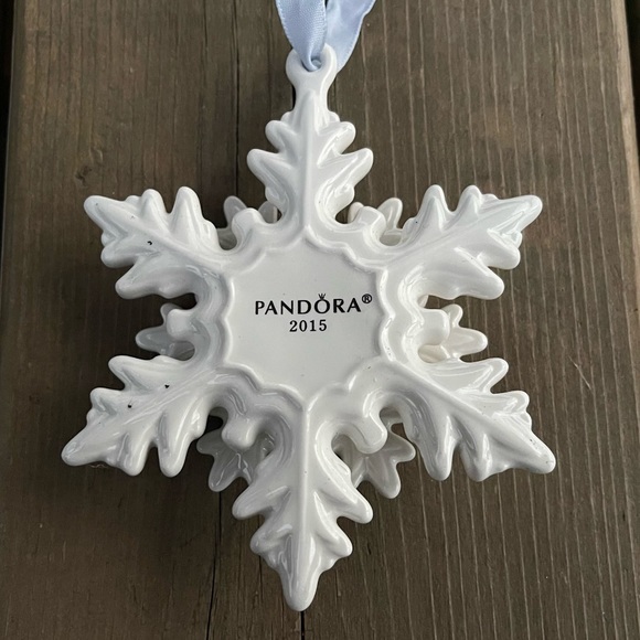Pandora 2015 Limited Edition Christmas Snowflake Ornament in Original Box - Picture 9 of 10